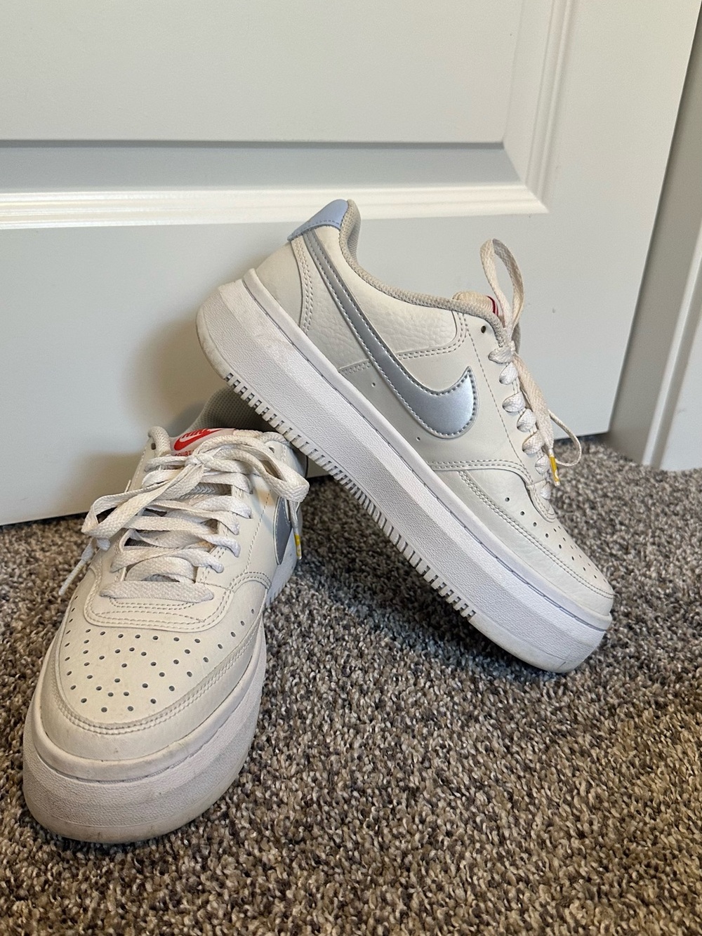 Nike White and Silver Low-Top Sneakers with Light Blue Heel